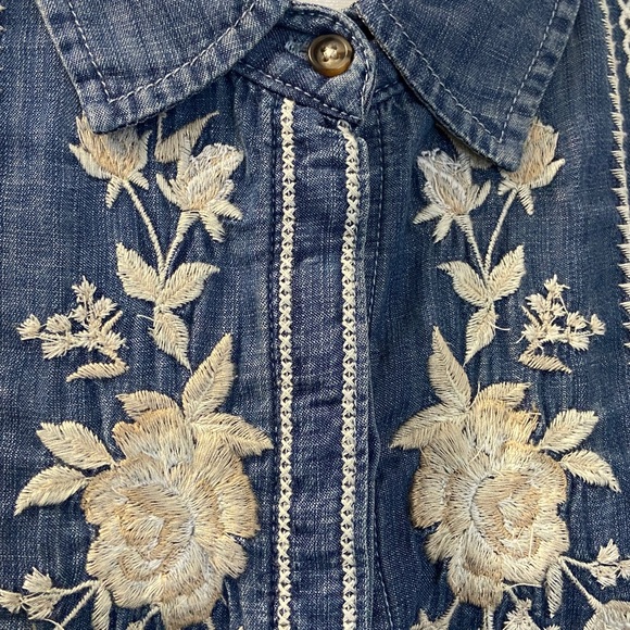 DRIFTWOOD Blue Denim Top with beautiful floral embroidery pattern. Size M. NWT - Picture 4 of 12